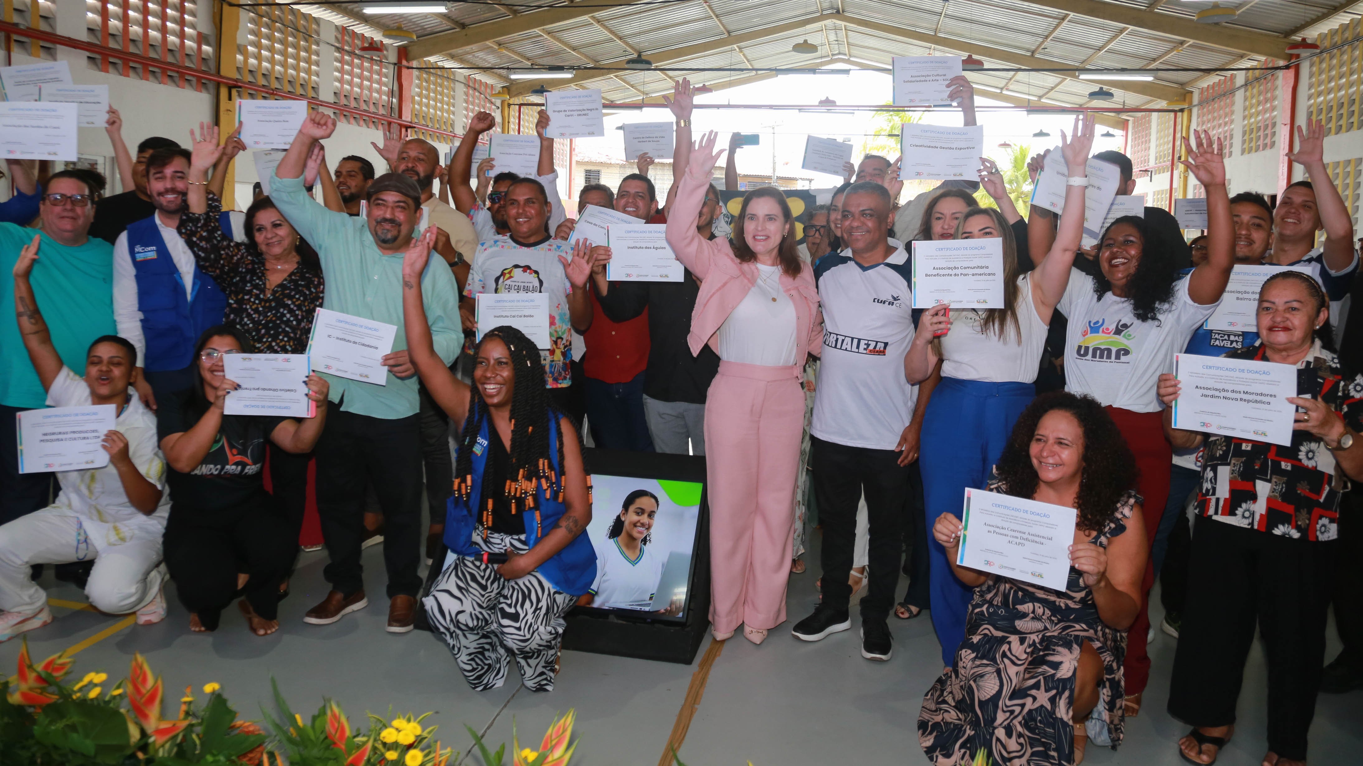 grupo de pessoas posa para a foto